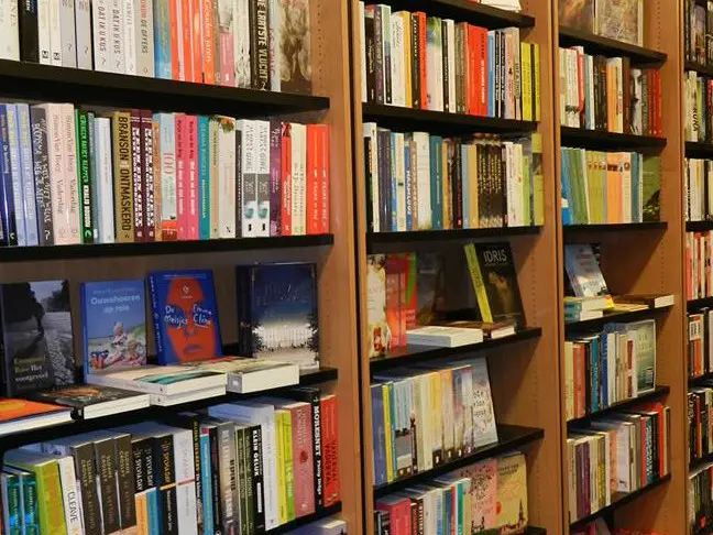 Houten boekenkasten vol boeken