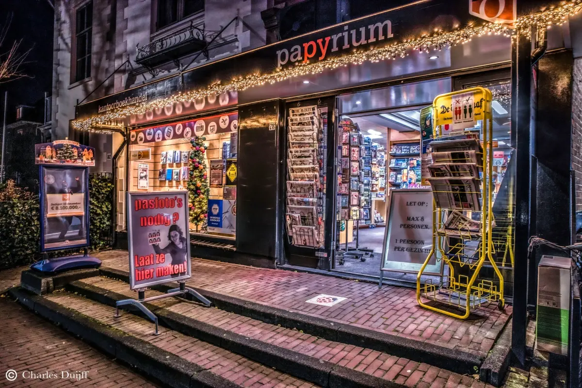 De gevel van Papyrium in de avond, versierd met kerstverlichting