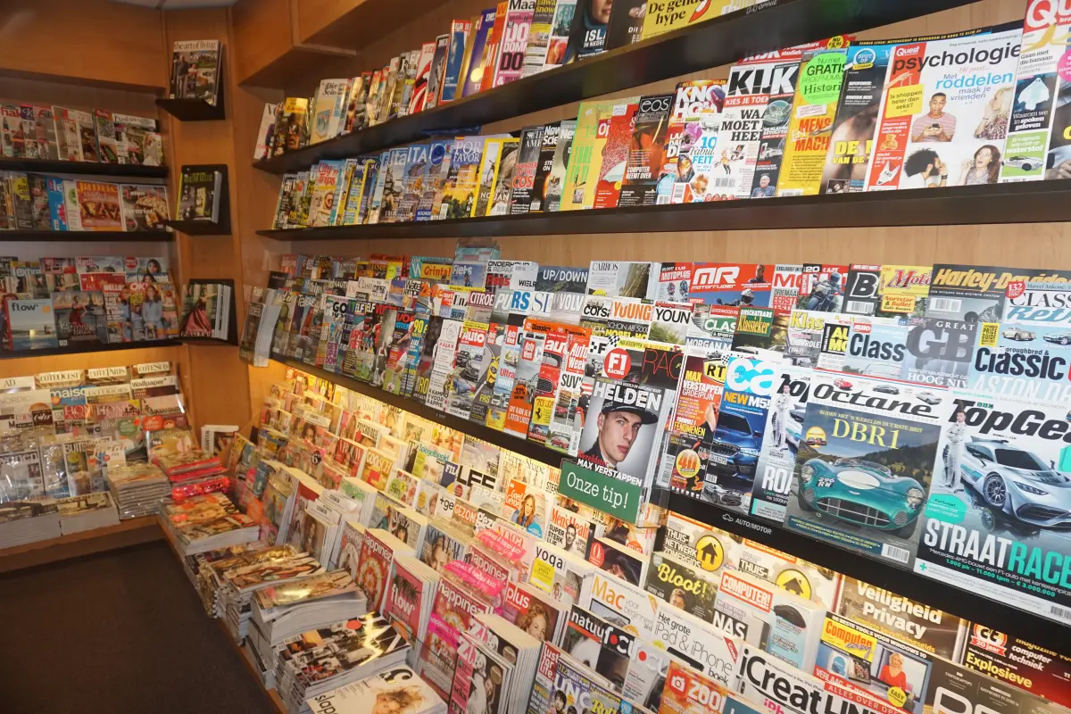 Een lange wand vol tijdschriften, van psychologie tot auto's